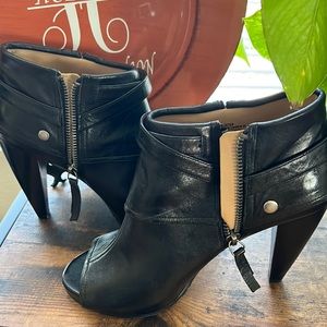 Nine West black peep toe heel boots is great condition size 7